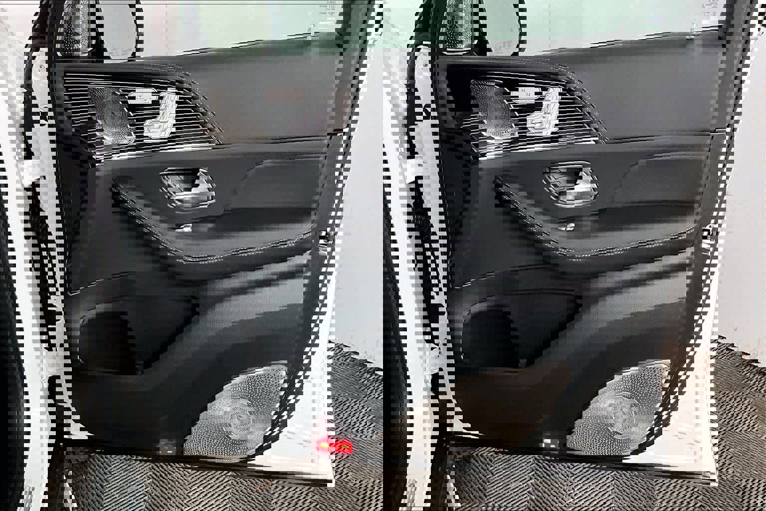 Used 2025 Mercedes-Benz GLS 63 AMG 4MATIC image 23