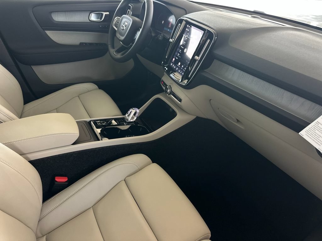 New 2026 Volvo XC40 B5 Plus w/ Protection Package Premier AWD/4WD image 15