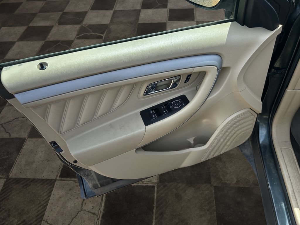 Used 2016 Ford Taurus SE FWD image 18