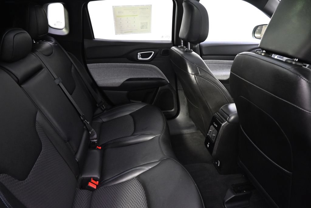 Used 2025 Jeep Compass Latitude w/ Sun & Sound Group AWD/4WD image 16