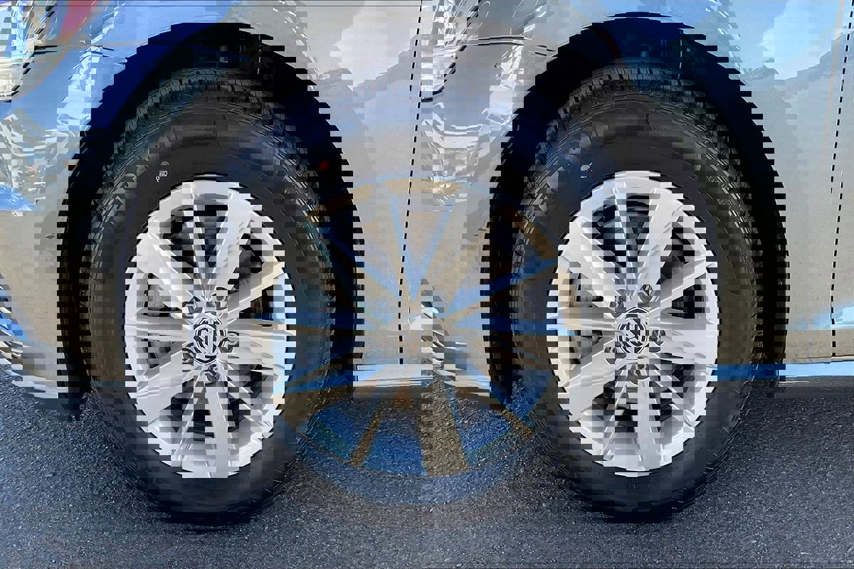 Used 2019 Volkswagen Golf S image 18