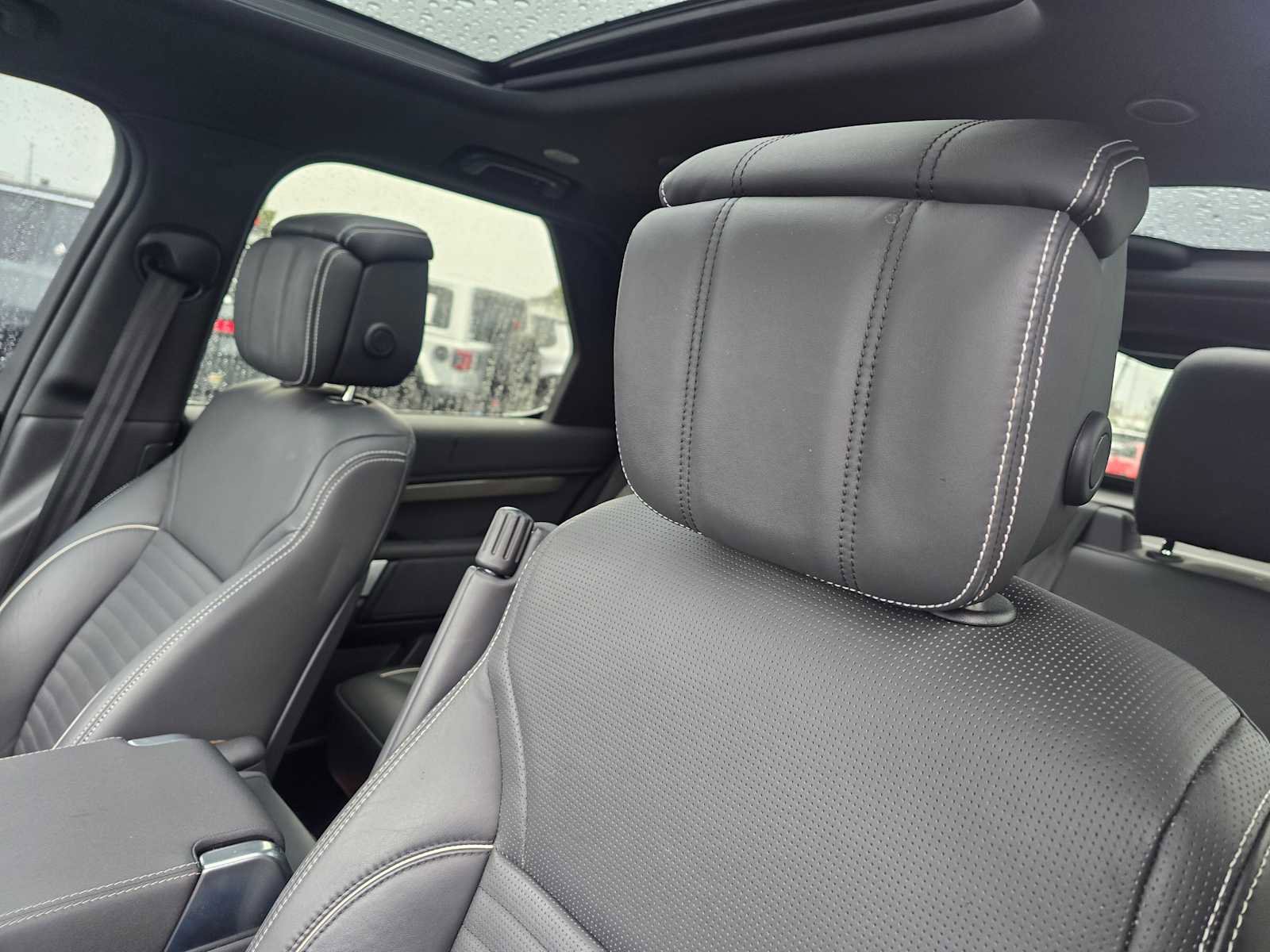 Used 2023 Land Rover Discovery Metropolitan Edition image 25