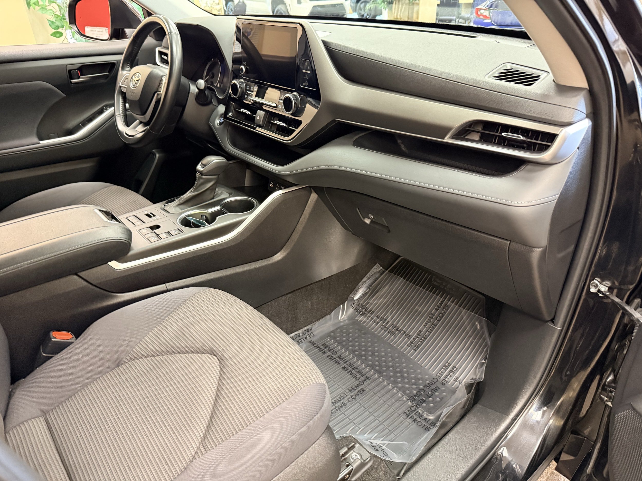 Used 2023 Toyota Highlander LE AWD/4WD image 25