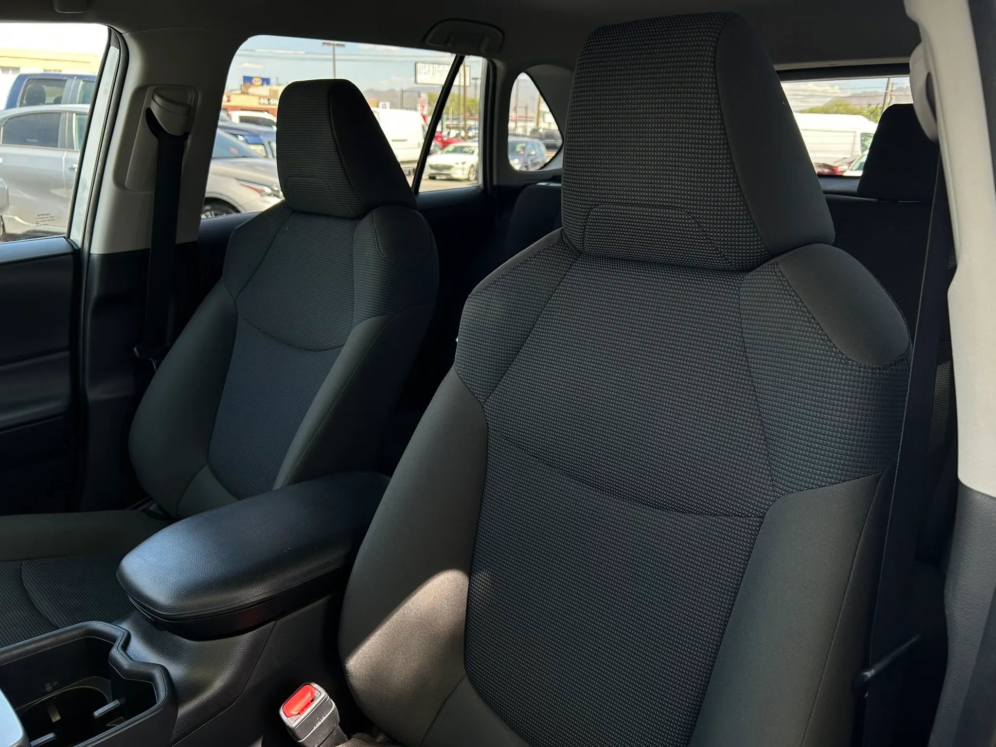 Used 2022 Toyota RAV4 LE AWD/4WD image 8