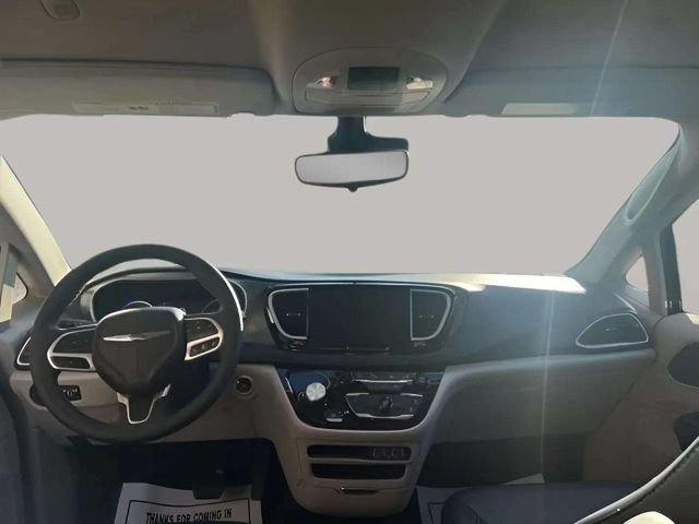 Used 2024 Chrysler Pacifica Touring-L FWD image 7