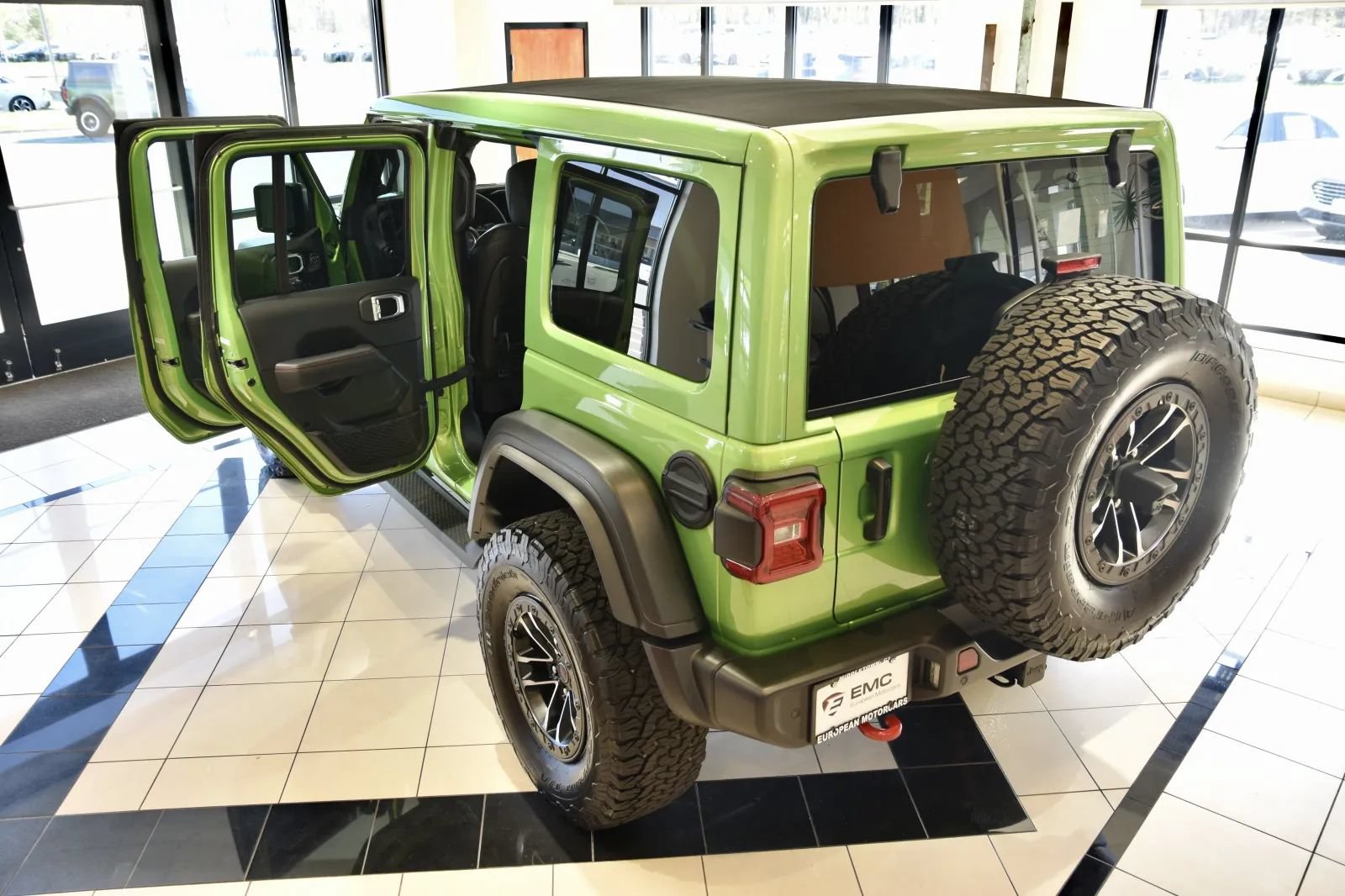 Used 2025 Jeep Wrangler Unlimited Rubicon w/ XTREMEE 35" Tire Package AWD/4WD image 8