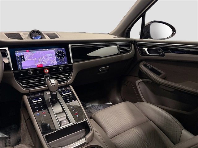 Used 2025 Porsche Macan image 25