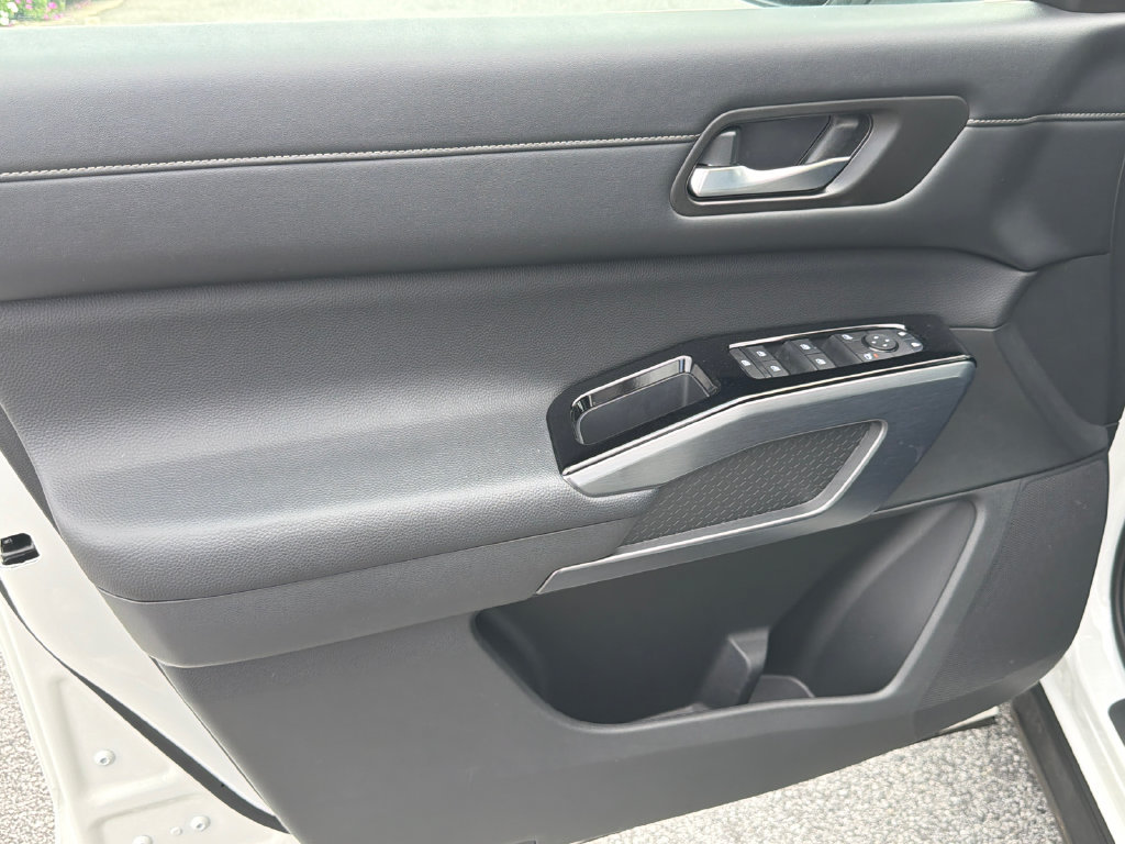 Used 2024 Nissan Pathfinder SL FWD image 10