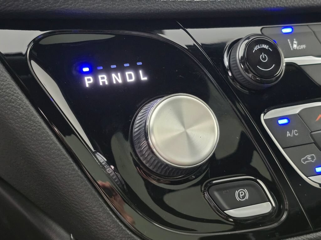 Used 2023 Chrysler Pacifica Limited w/ Uconnect Theater Family Group FWD image 34