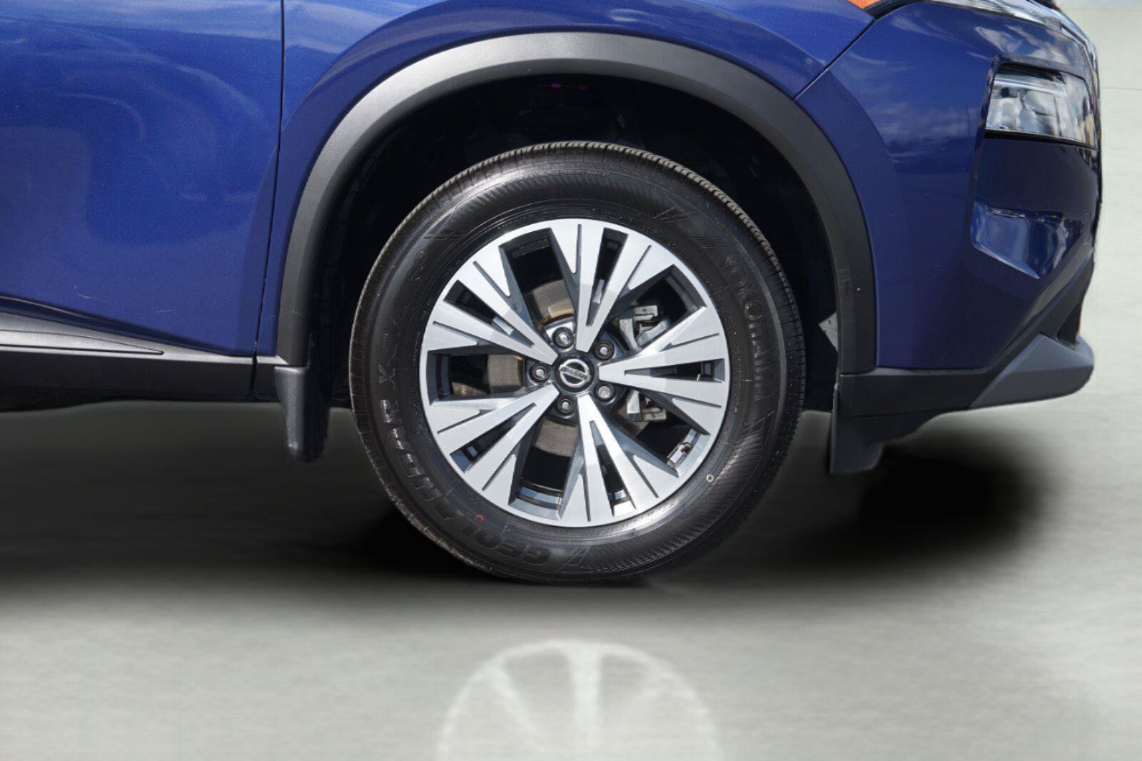 Used 2021 Nissan Rogue SV w/ Premium Package FWD image 4