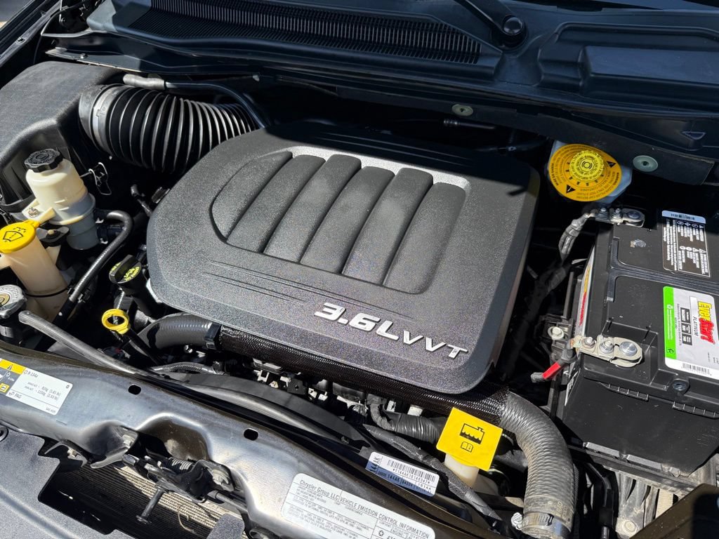 Used 2014 Chrysler Town & Country Touring FWD image 10