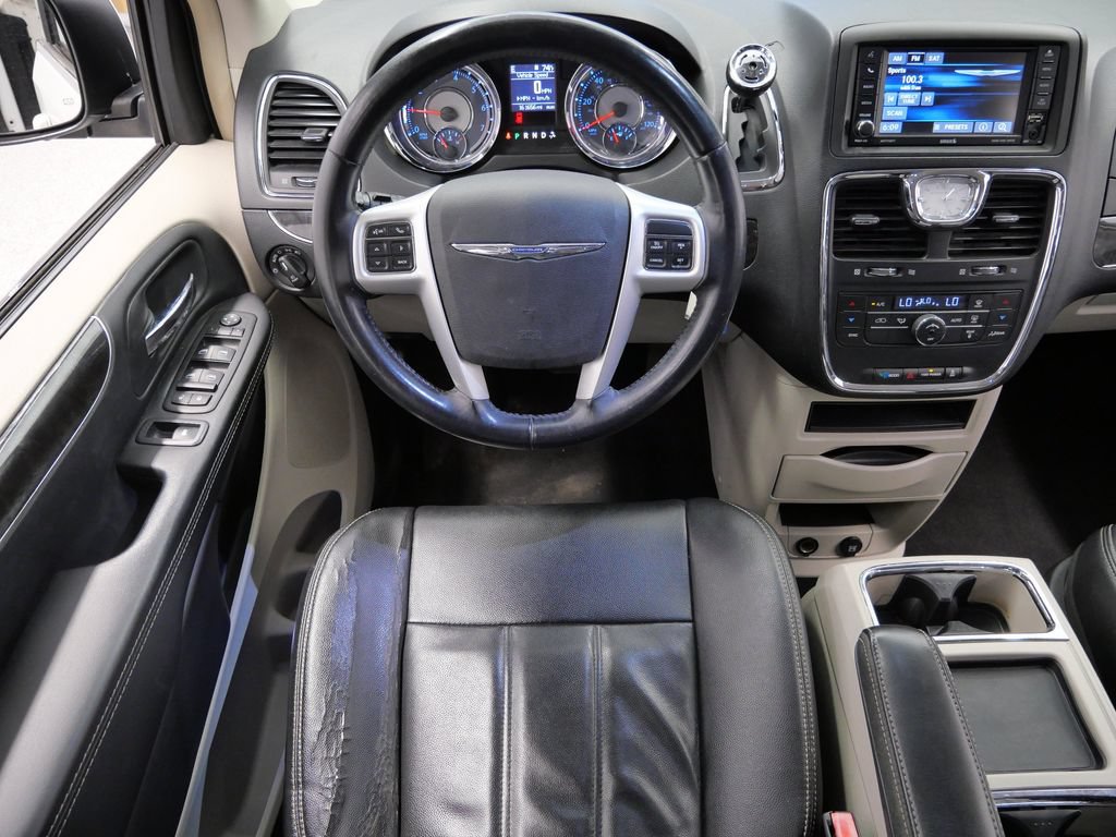 Used 2014 Chrysler Town & Country Touring FWD image 13