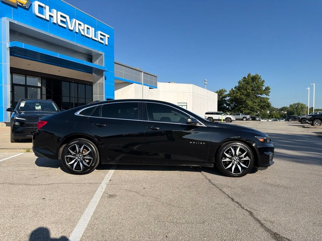 Used 2017 Chevrolet Malibu LT w/ Leather Package FWD image 2