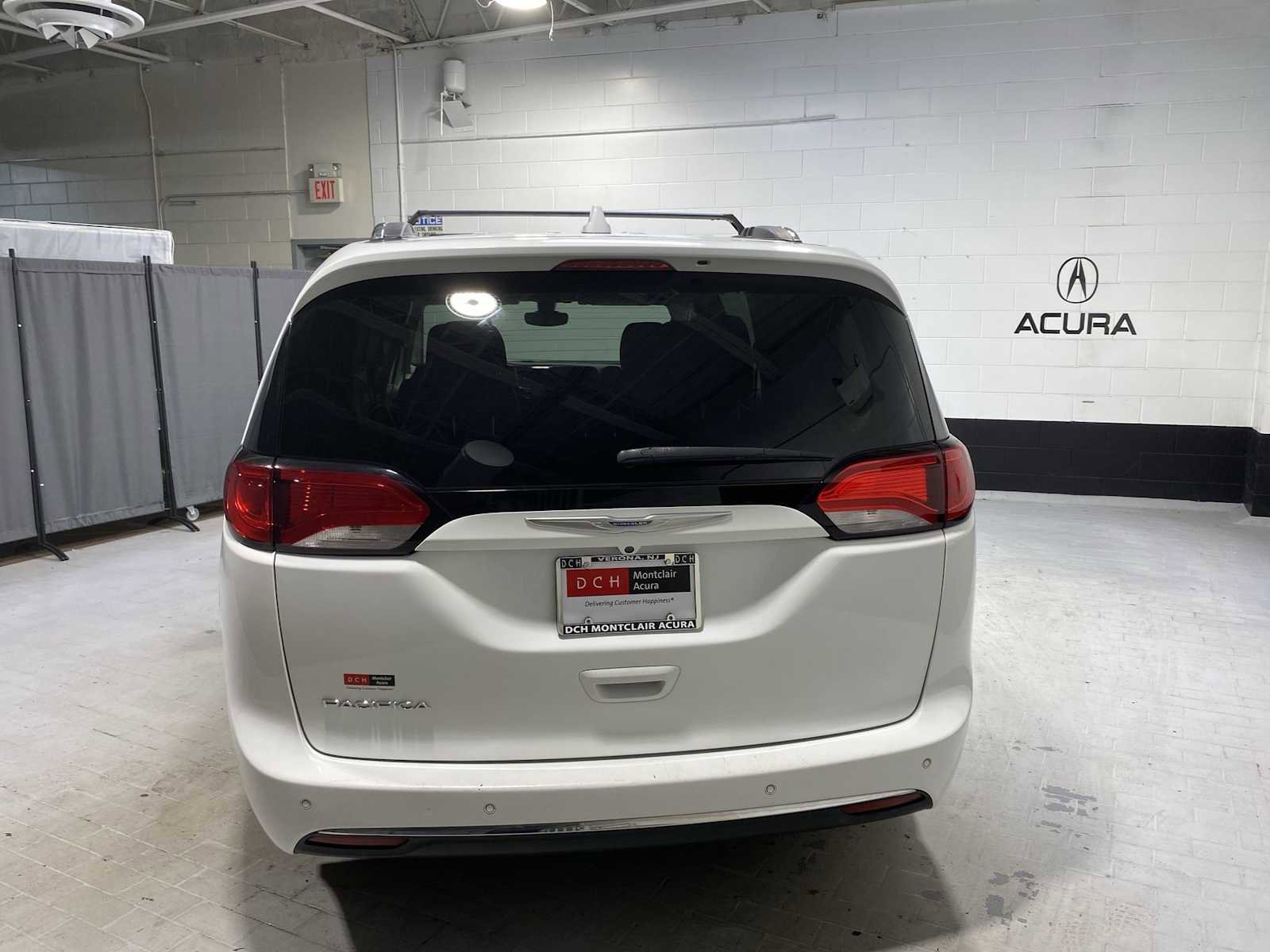 Used 2017 Chrysler Pacifica Touring-L Plus image 5