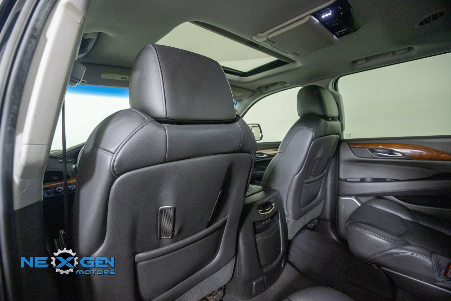 Used 2017 Cadillac Escalade Luxury AWD/4WD image 28