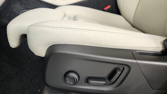 New 2026 Volvo XC40 B5 Plus w/ Protection Package Premier AWD/4WD image 14