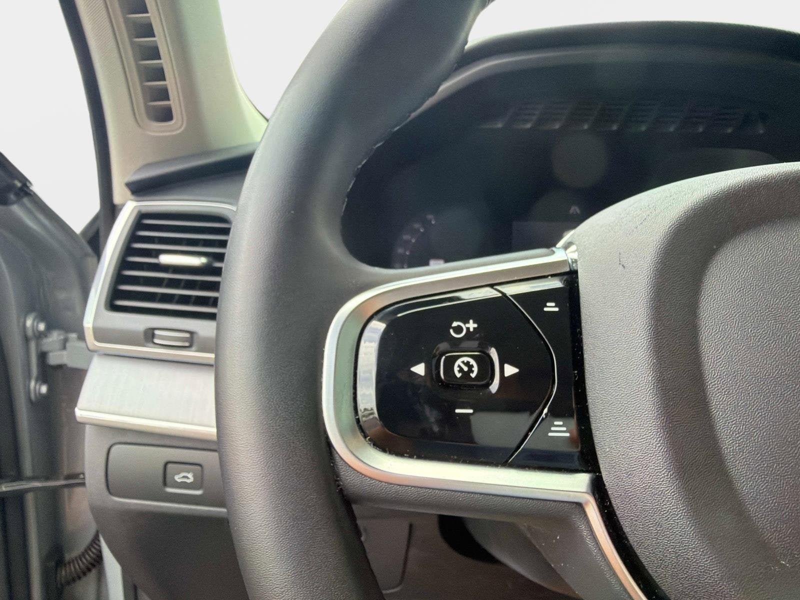 Used 2025 Volvo XC90 B5 Core w/ Protection Package Premier AWD/4WD image 27