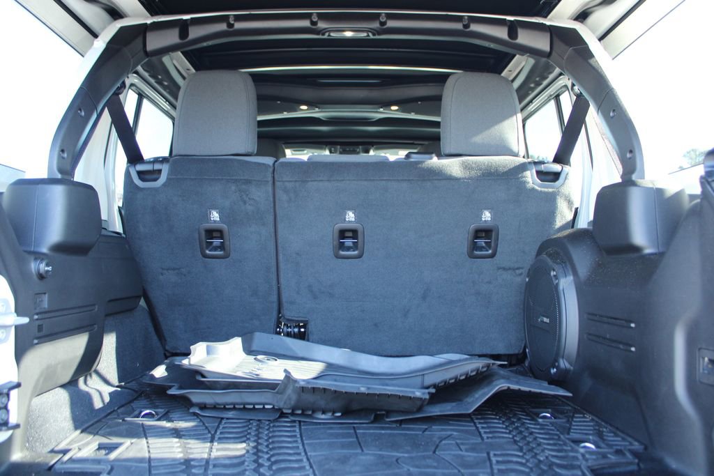 Used 2025 Jeep Wrangler Unlimited Rubicon w/ Technology Group image 9