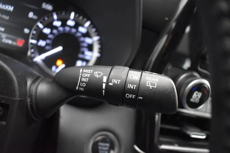 Used 2025 Toyota Highlander LE FWD image 27