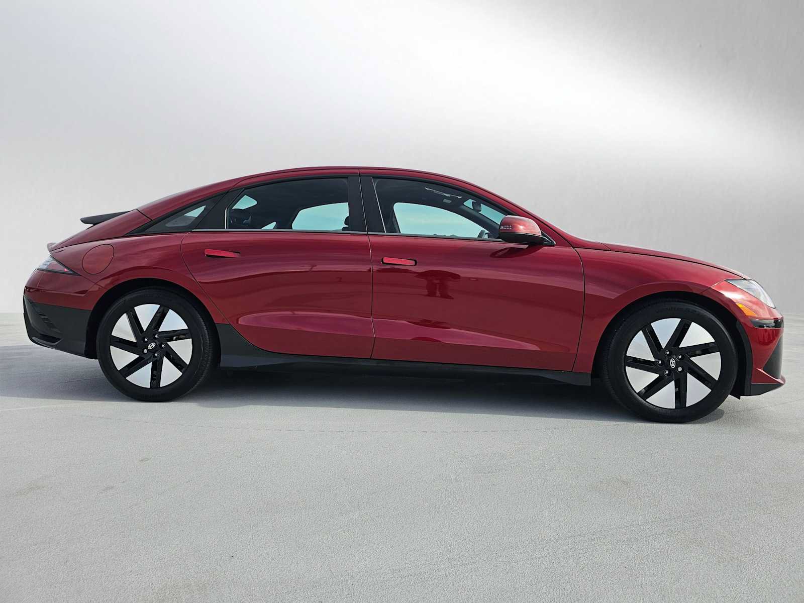 Used 2024 Hyundai Ioniq 6 SE RWD image 2
