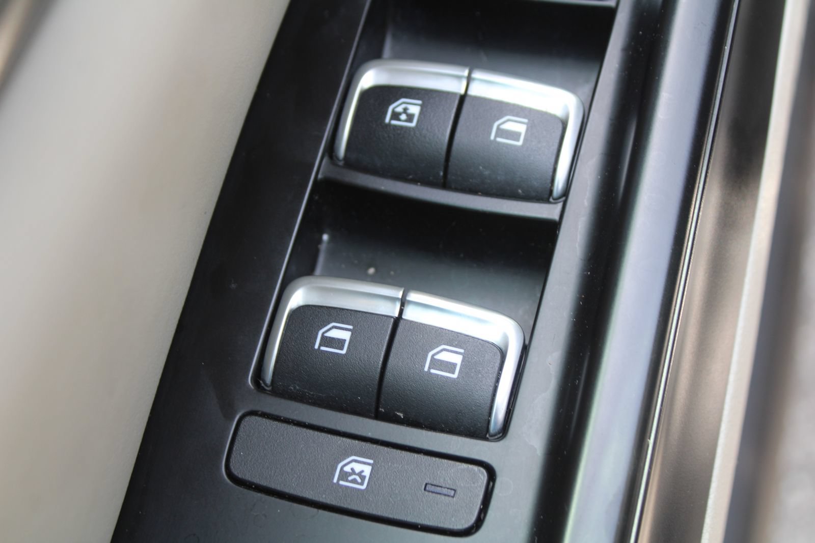 Used 2024 Kia Carnival LX FWD image 25
