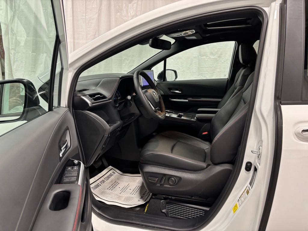Used 2025 Toyota Sienna XSE FWD image 10