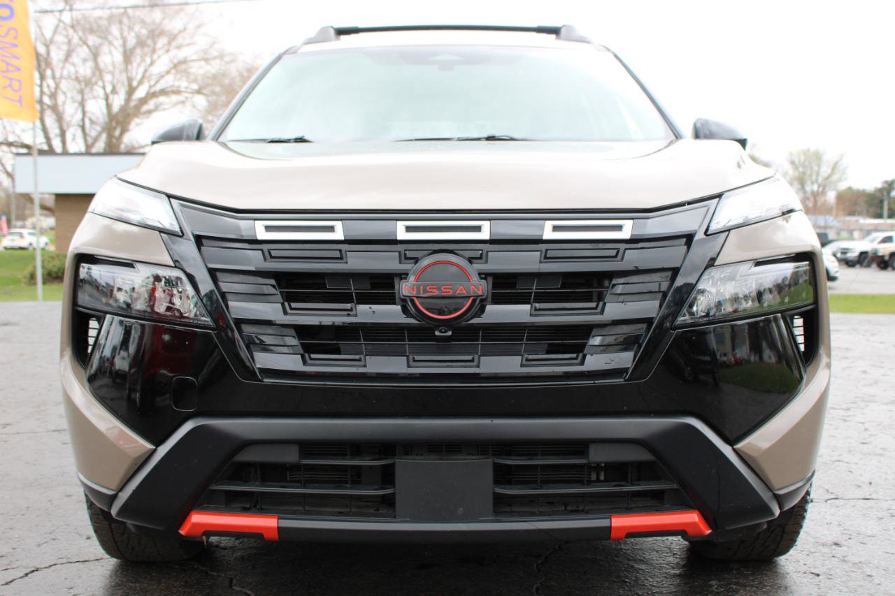 Used 2025 Nissan Rogue SV AWD/4WD image 2