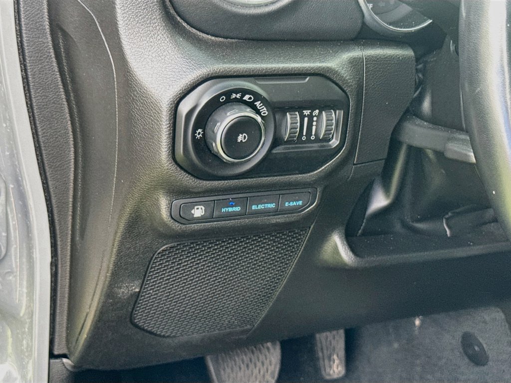 Used 2022 Jeep Wrangler Unlimited Sahara w/ Cold Weather Group AWD/4WD image 13
