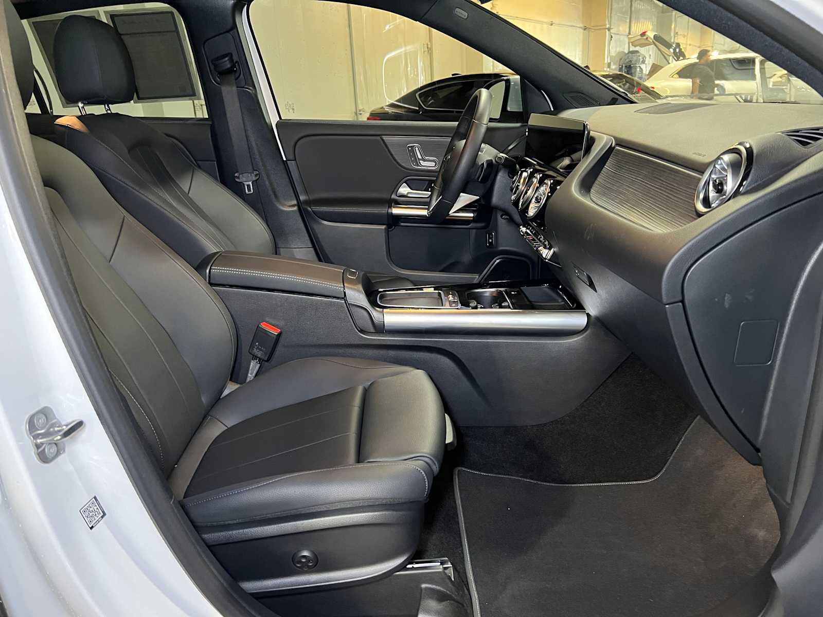 Used 2025 Mercedes-Benz GLA 250 4MATIC image 11