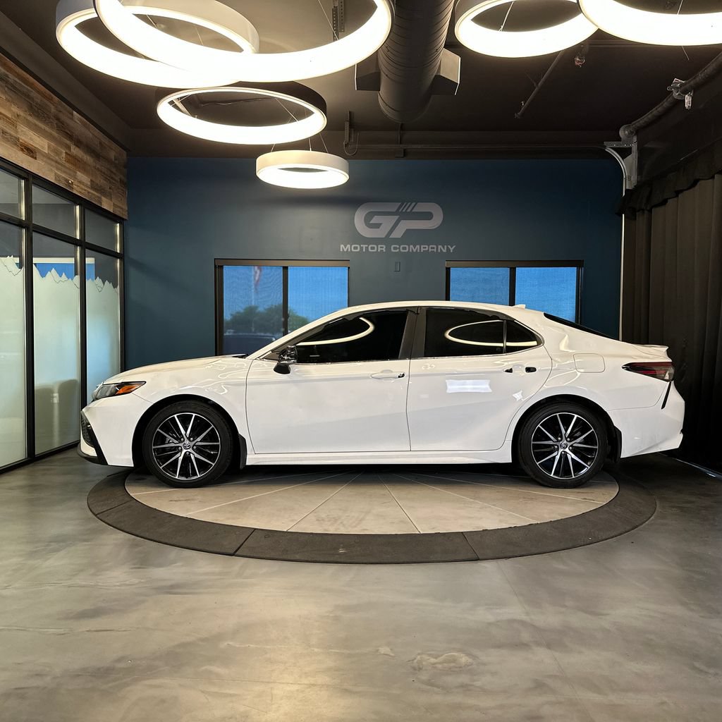 Used 2022 Toyota Camry SE FWD image 6