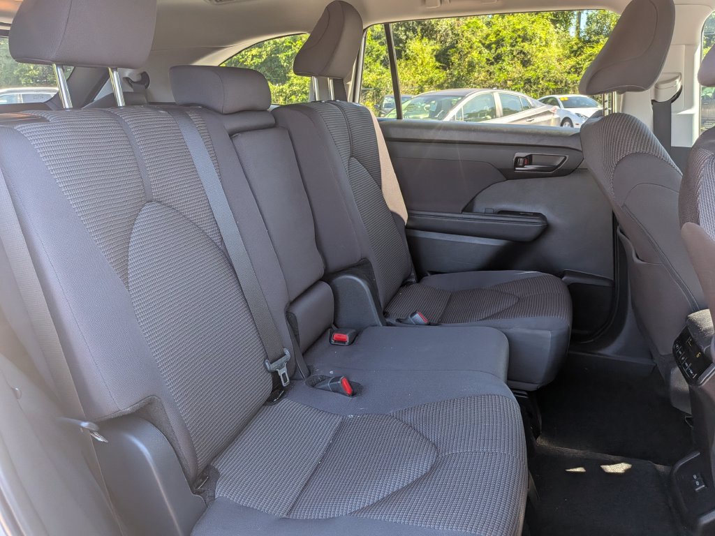 Used 2024 Toyota Highlander LE AWD/4WD image 24