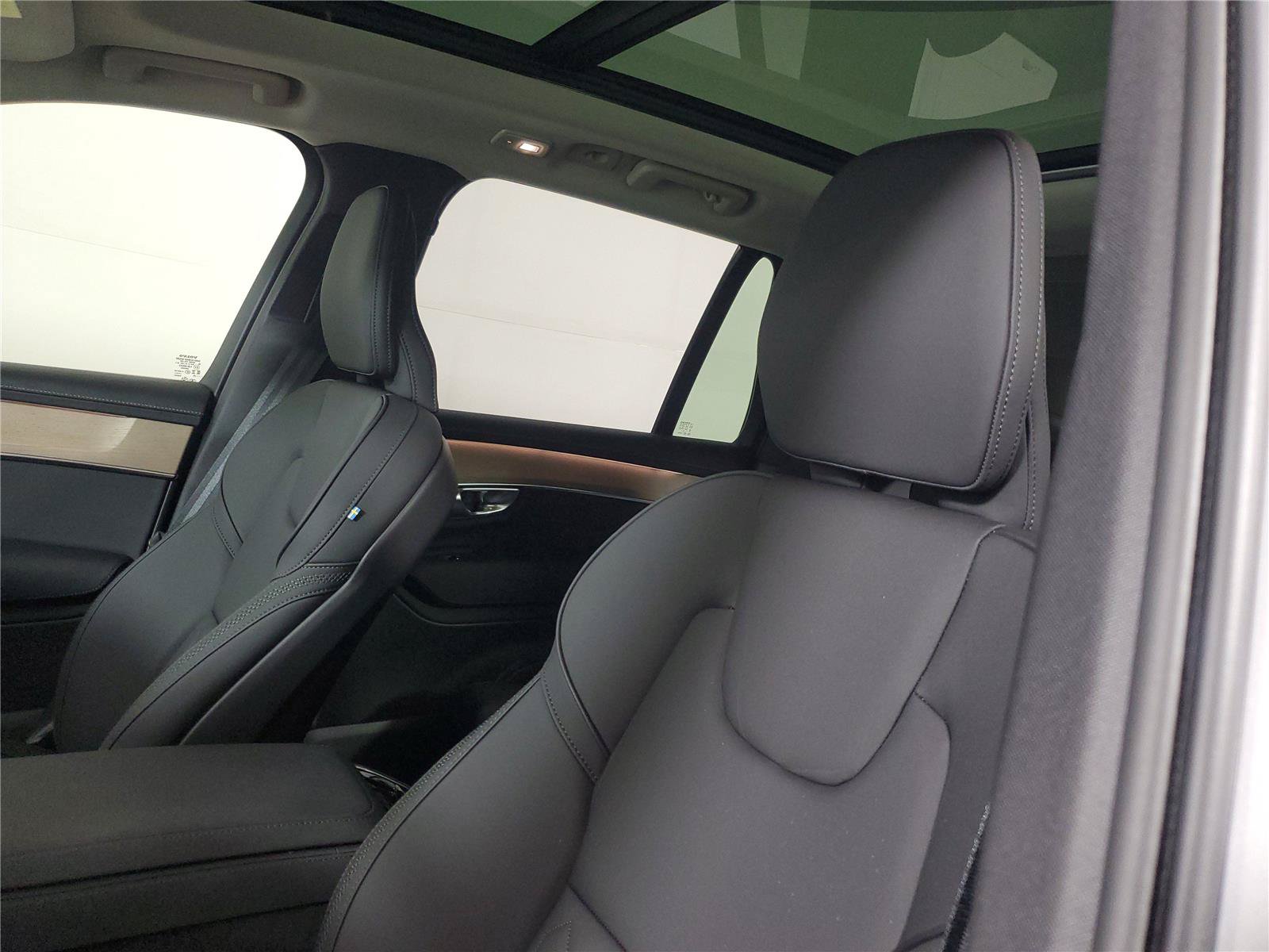 Certified 2025 Volvo XC90 T8 Plus w/ Protection Package Premier AWD/4WD image 19