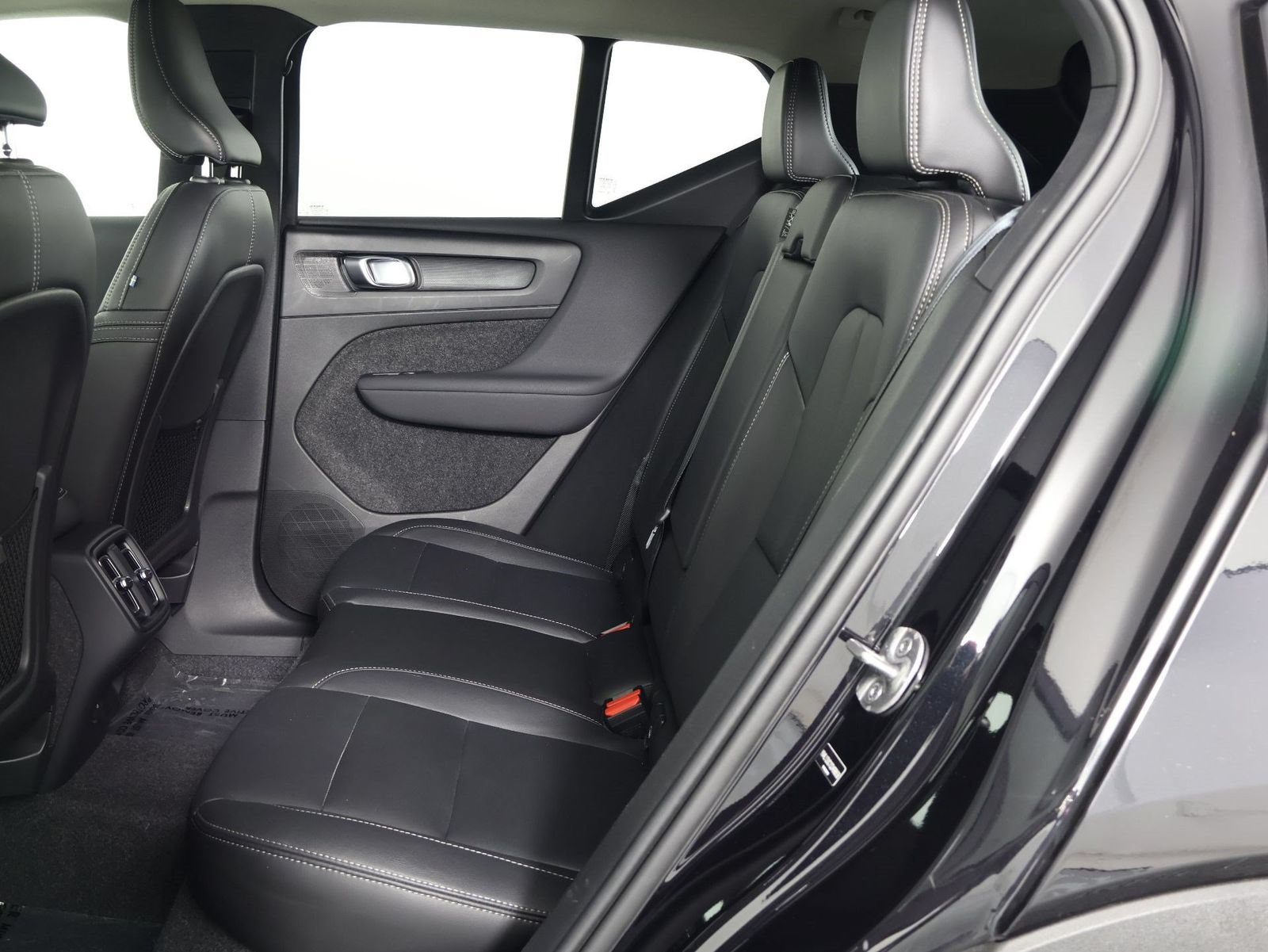 Certified 2025 Volvo XC40 B5 Plus AWD/4WD image 32