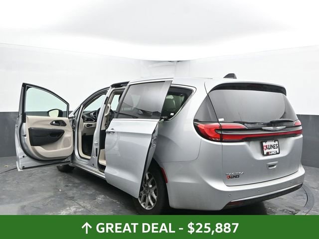 Used 2024 Chrysler Pacifica Touring-L image 58