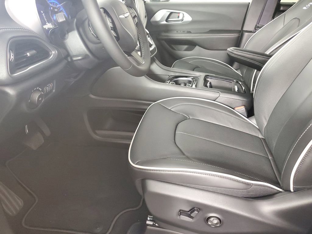 New 2026 Chrysler Pacifica Limited image 11