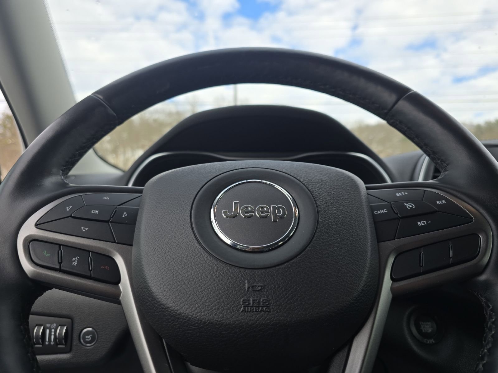 Used 2021 Jeep Cherokee Latitude Lux w/ Comfort/Convenience Group image 24