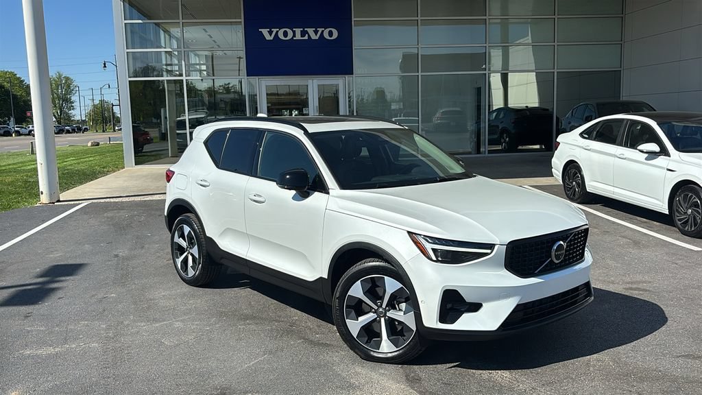 Certified 2026 Volvo XC40 B5 Plus AWD/4WD image 2