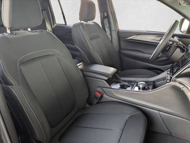 Used 2025 Jeep Grand Cherokee Laredo AWD/4WD image 20