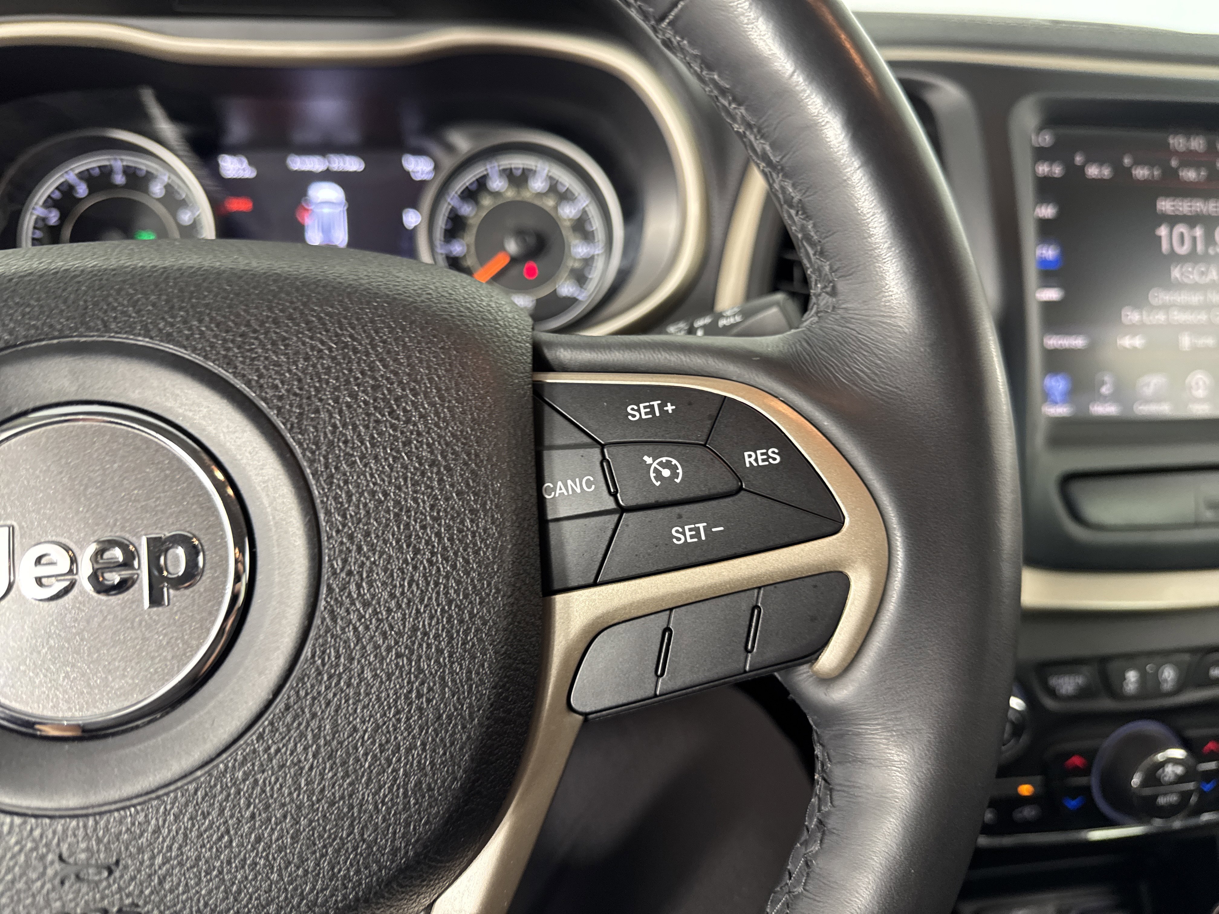 Used 2015 Jeep Cherokee Limited w/ Luxury Group image 28