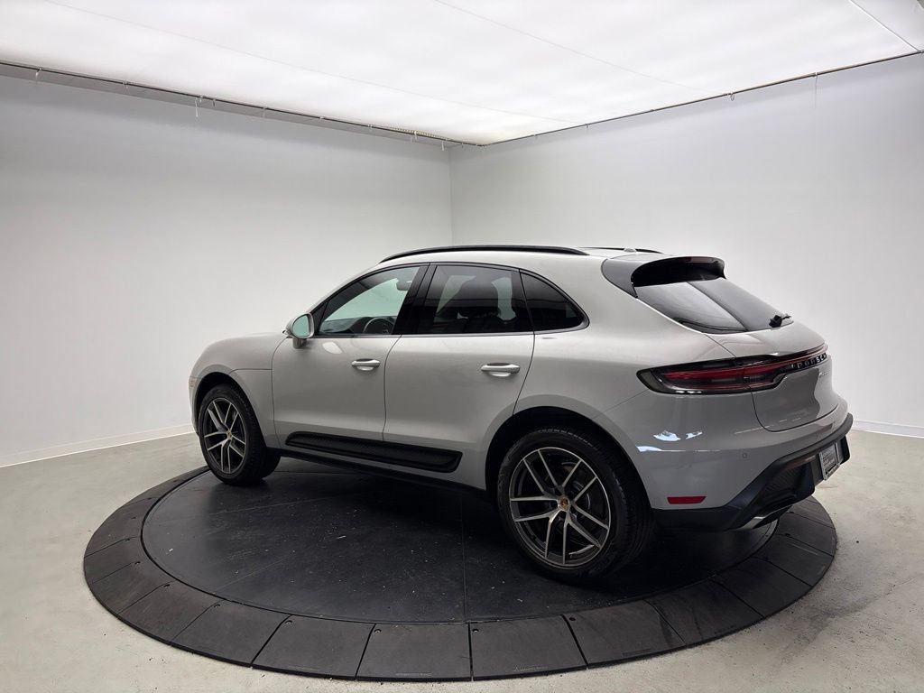 Certified 2023 Porsche Macan AWD/4WD image 3