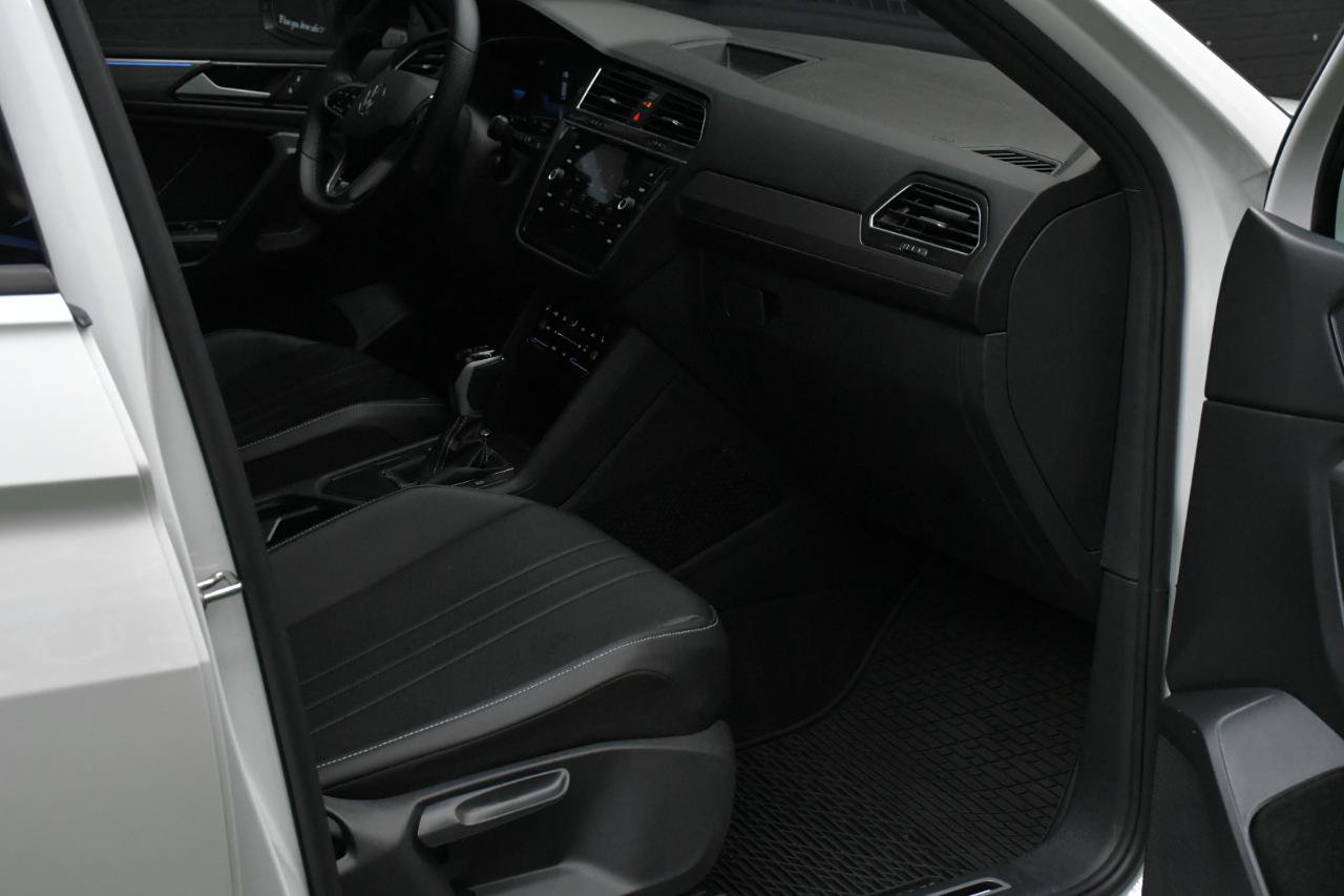 Used 2023 Volkswagen Tiguan SE R-Line FWD image 43