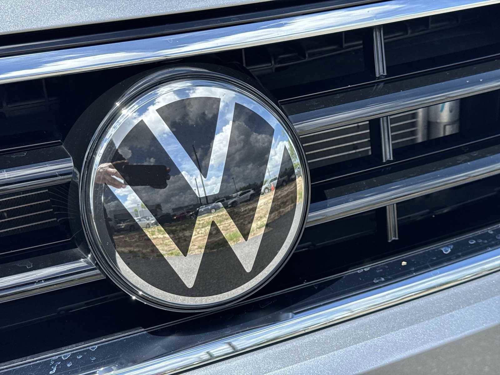 Certified 2023 Volkswagen Tiguan SE R-Line FWD image 18