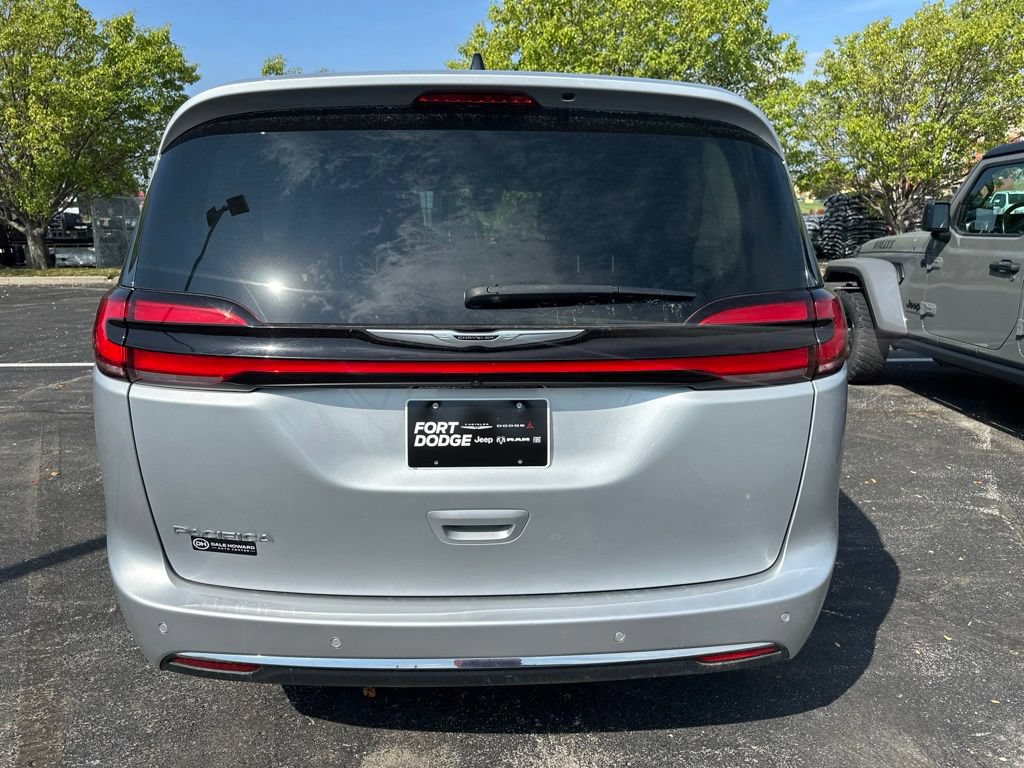 Used 2024 Chrysler Pacifica Touring-L FWD image 4