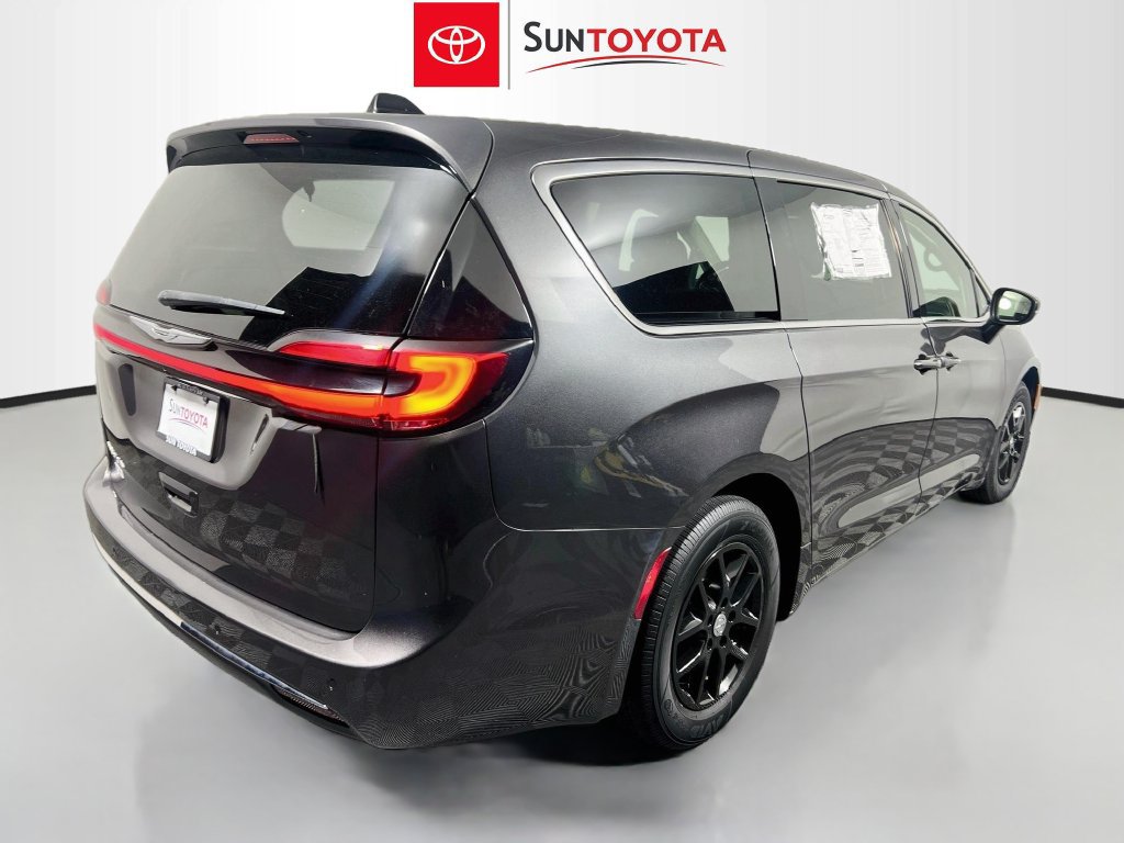 Used 2023 Chrysler Pacifica Touring-L FWD image 4