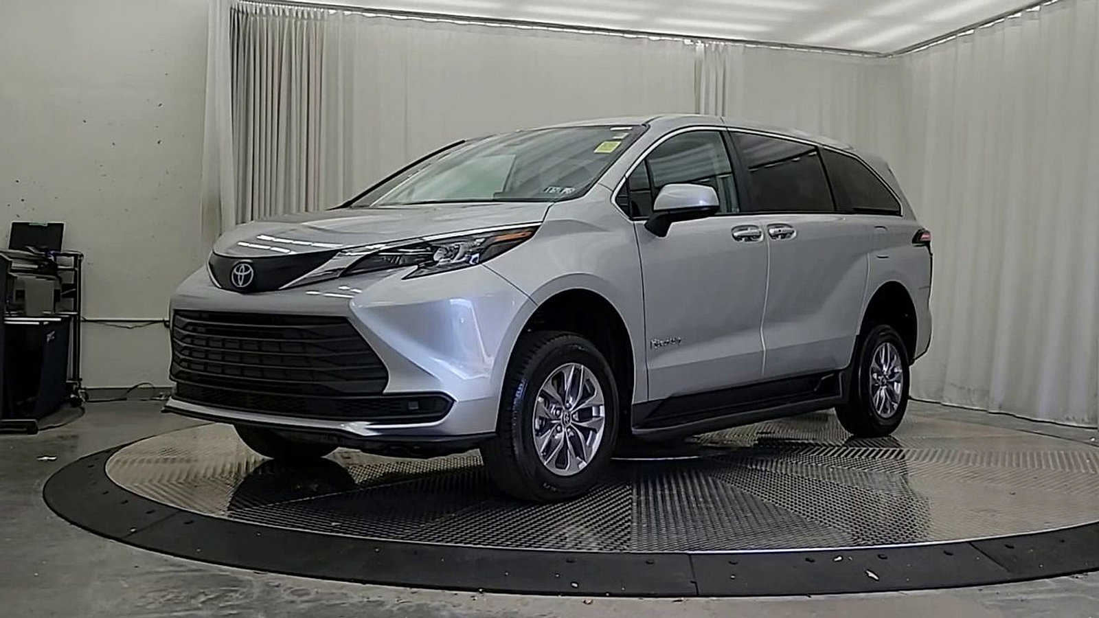Used 2024 Toyota Sienna LE FWD image 7