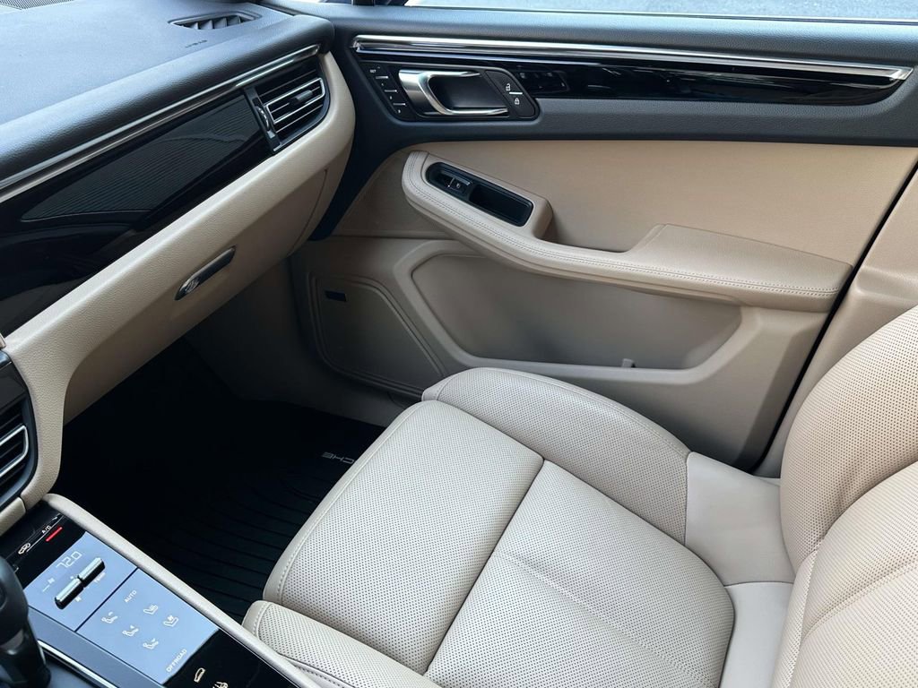 Certified 2026 Porsche Macan AWD/4WD image 30