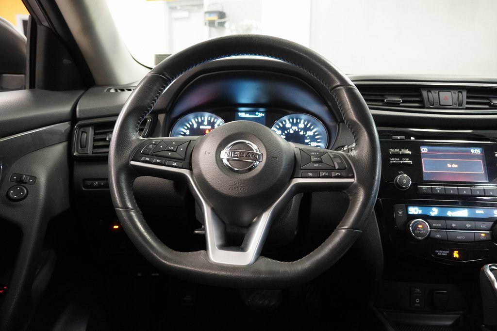 Used 2017 Nissan Rogue SV w/ Midnight Edition image 17