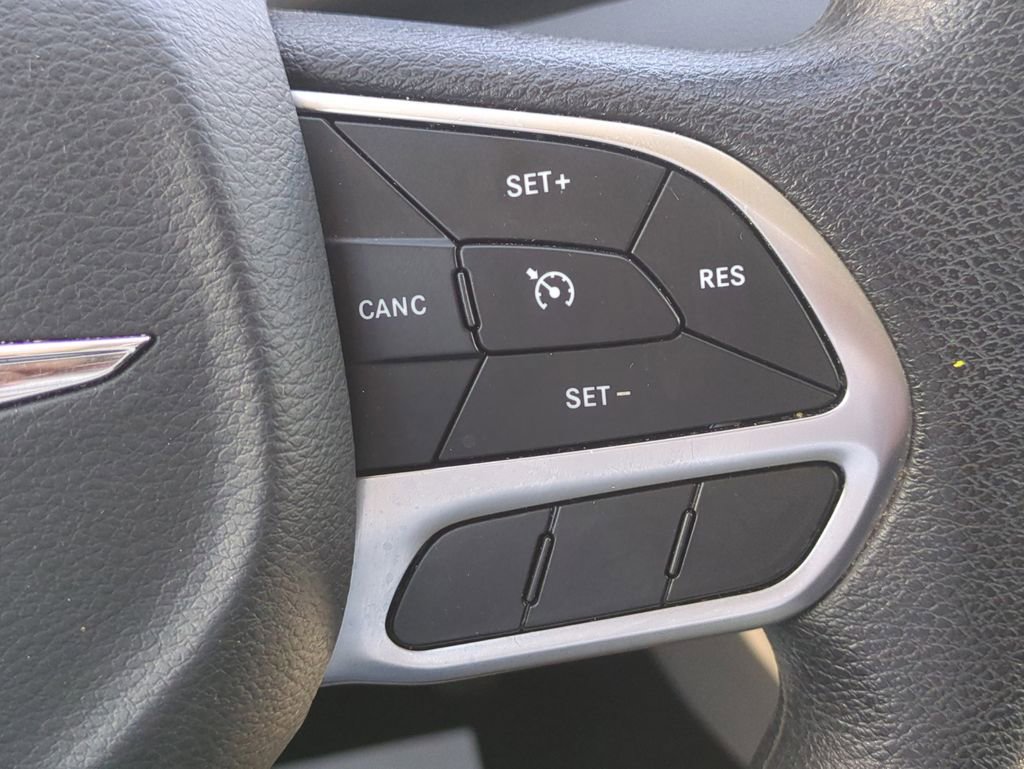 Used 2020 Chrysler Pacifica Touring image 29