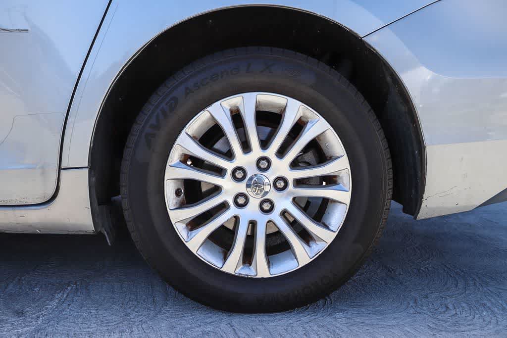 Used 2015 Toyota Sienna XLE w/ XLE Navigation Package FWD image 10