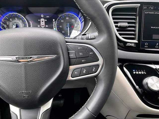 Used 2023 Chrysler Pacifica Touring-L FWD image 24